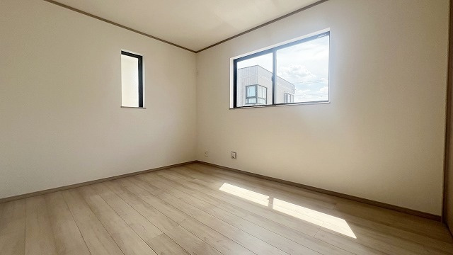 【洋室】 | 居心地の良さそうなリラックスできる空間。独立性のある建物ですので、ご自分の時間を大切にしたご家族様にぴったりです！
