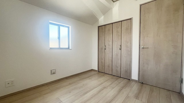 【寝室】 | 広さのある洋室は、ご夫婦様の寝室にぴったりですね。ご主人様の趣味のものや書斎などにも使用できるくらいの広さが嬉しいです。収納もばっちり完備してますのでお荷物が多いご家族様も安心してお暮しいただけます！