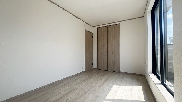 【収納】 | 収納力も自慢です。お洋服がお好きなお客様も多いですよね、衣替えをしなくてもお洋服をしまっておけそうなくらいの広さですね！
