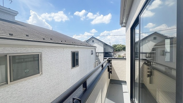 【バルコニー】 | 小鳥の鳴き声で目覚める朝、爽やかな風が入ります。太陽の陽射しでお洗濯物がカラッと乾き、気持ちの良い洋服とお布団で快適に過ごせます。