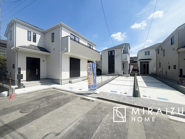 【外観】 | 青く澄み渡った綺麗な空と、陽の光をたっぷりと受ける、そんな新築住宅で新生活をスタートしてみませんか？見学・ご相談等、ミライズホーム(株)までお気軽にご連絡下さい。