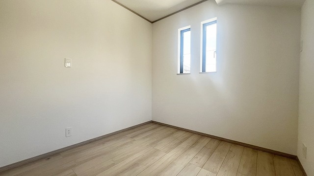 【寝室】 | 収納あり、自然な採光ありの洋室。家族みんなが気持ち良く目覚められる、過ごしやすい主寝室などにもお勧め。もちろん、ペットもご一緒に。