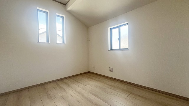 【子供部屋】 | 床のフローリングもオシャレな洋室が嬉しいです。独立性のある住宅ですので、各居室それぞれ、テイストの違うお部屋インテリア造りをしても面白いかもしれませんね！