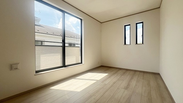 【洋室】 | 小鳥の鳴き声で目覚める朝、爽やかな風が入ります。太陽の陽射しでお洗濯物がカラッと乾き、気持ちの良い洋服とお布団で快適に過ごせます。