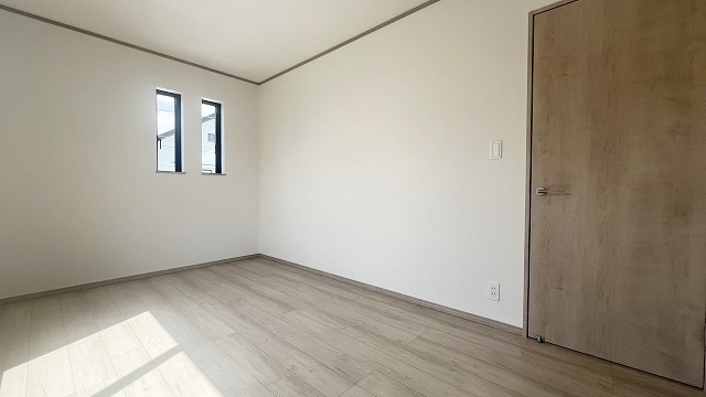 【収納】 | 収納あり、自然な採光ありの洋室。家族みんなが気持ち良く目覚められる、過ごしやすい主寝室などにもお勧め。もちろん、ペットもご一緒に。