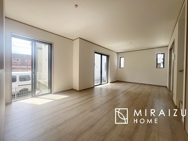 【居間・リビング】 | 大きな窓が特徴の南向きリビングでは、太陽光も沢山取り込むことが出来てお家の中にいても日光浴が可能ですね、開放的な空間です。インテリア選びも楽しそう、ご家族様で相談しながらインテリア配置も楽しみたいです