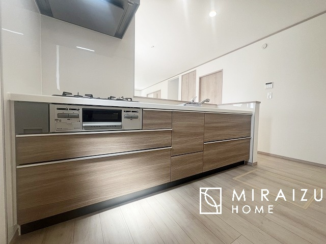 【キッチン】 | 洗練されたキッチンでは毎日の家事を少しでも楽に快適に工夫したいですね、大きいシンクではお皿洗いもストレスフリー、3口コンロでは要領よくお料理も可能です。レンジフードもお掃除がしやすい設計が嬉しい。
