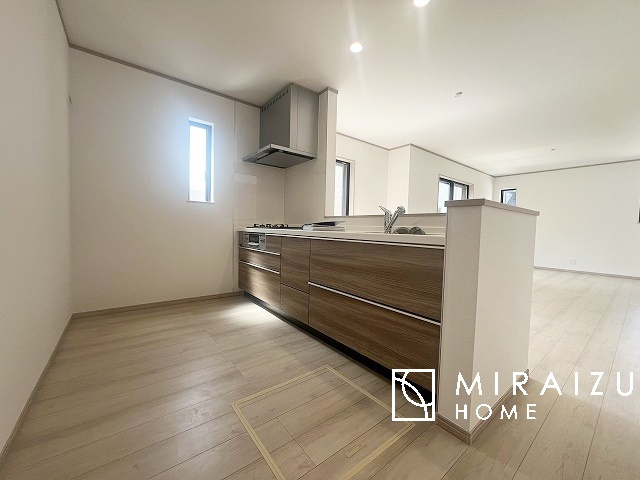 【キッチン】 | スッキリとした形が上品な広々ワイドキッチンです。レンジフードもすっきりとした造りなので圧迫感もございません。窓もあり明るい空間の中で毎日お料理することが可能です。収納スペースも広いのが嬉しいですね。
