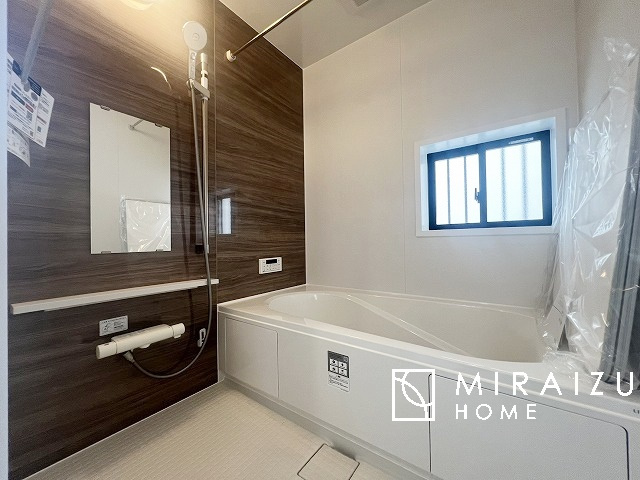 【浴室】 | 清潔感のあるホテルのような広い浴室が自慢です。疲れた日にはお湯をためてリラックスタイムを楽しみたいですね、今はスマホも防水の時代です、半身浴をしながら動画視聴、漫画視聴、楽しく過ごしたいですね^^

