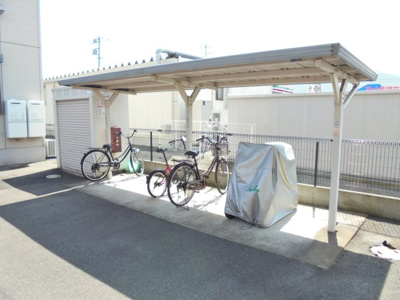 【その他共用部分】 | バリュージュ A棟 | 屋根付き駐輪場