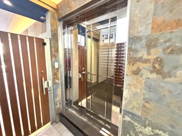 岡本南マンションのエントランス