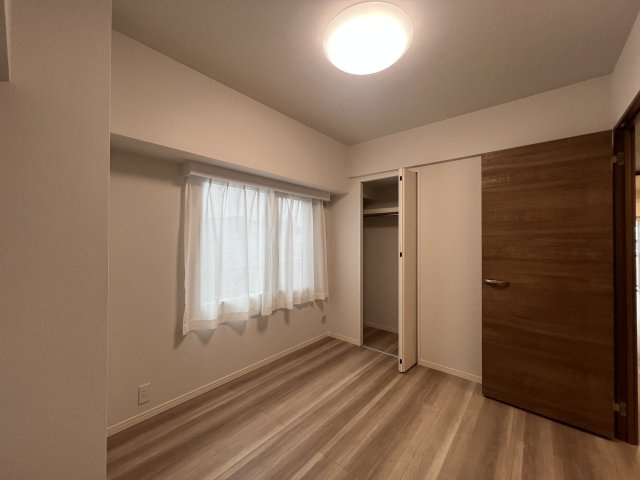 南西×南東向きのイイですねぇ～リノベ【ルネ和田町】の洋室|個人の部屋や寝室として使える洋室です