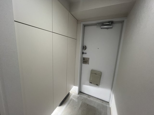 南西×南東向きのイイですねぇ～リノベ【ルネ和田町】の玄関|収納もある玄関です