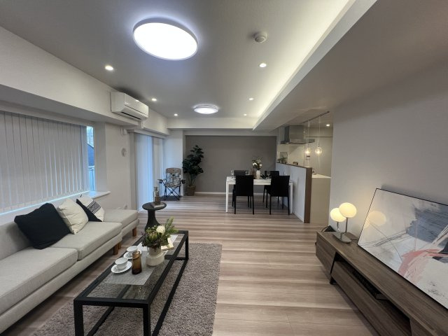 南西×南東向きのイイですねぇ～リノベ【ルネ和田町】の居間・リビング