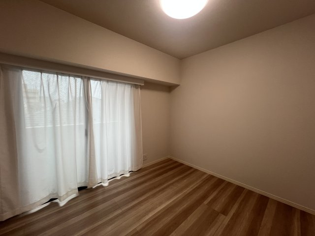 南西×南東向きのイイですねぇ～リノベ【ルネ和田町】の洋室|使い勝手のいい洋室です