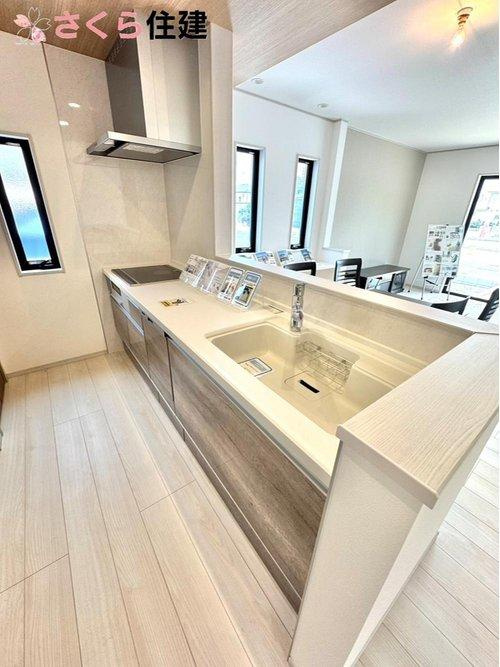 いろどりアイタウン小山市粟宮22-P1　５号棟のキッチン|IHクッキングヒーターのため料理あとのお掃除も楽々！空気もきれいでうれしい♪