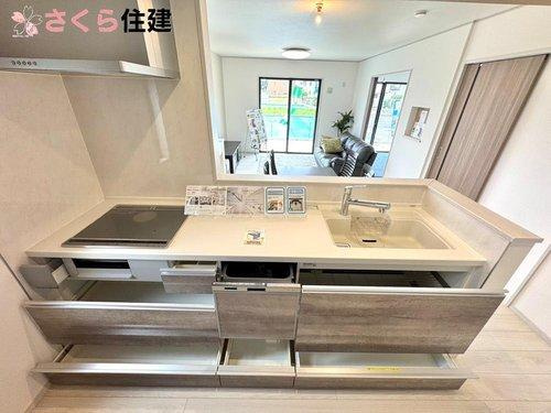いろどりアイタウン小山市粟宮22-P1　５号棟のキッチン|キッチン下収納は奥まで引き出せるので、大きく屈まなくても楽に必要なものがパッと取り出せます！！
