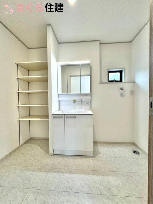 いろどりアイタウン小山市粟宮22-P1　５号棟の洗面所|3面ミラーの後ろは収納スペースを完備。生活感のあるものは隠して、スッキリシンプルな洗面台に！