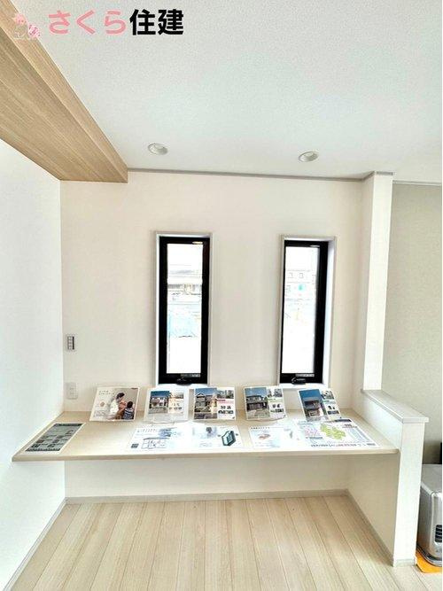 いろどりアイタウン小山市粟宮22-P1　５号棟のその他|リビングの一角にカウンター　テレワークやPCスペース、お子様の宿題スペースなどマルチに活躍♪