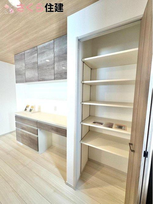 いろどりアイタウン小山市粟宮22-P1　５号棟のその他|キッチン奥には憧れのパントリースペースを完備。買いだめしても保存場所に困りません！！