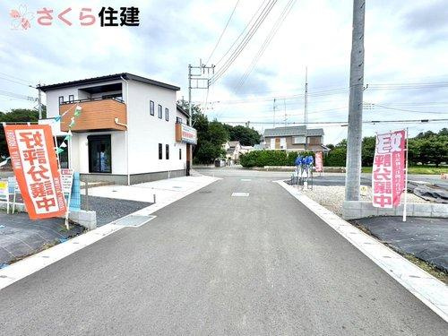 いろどりアイタウン小山市粟宮22-P1　５号棟の前面道路含む現地写真|前面道路６ｍ！！ラクラク駐車ができます！！