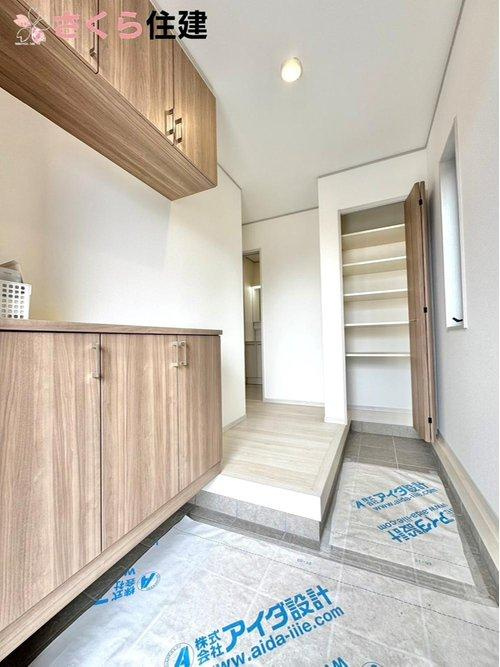 いろどりアイタウン小山市粟宮22-P1　５号棟の玄関|玄関横にシューズインクローク付き！ベビーカーや三輪車を置いても余裕の広さです！