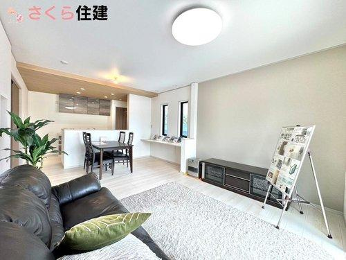 いろどりアイタウン小山市粟宮22-P1　５号棟の居間・リビング|優しい雰囲気のナチュラルな床材でどんな家具にもマッチします！部屋全体が明るい雰囲気に♪