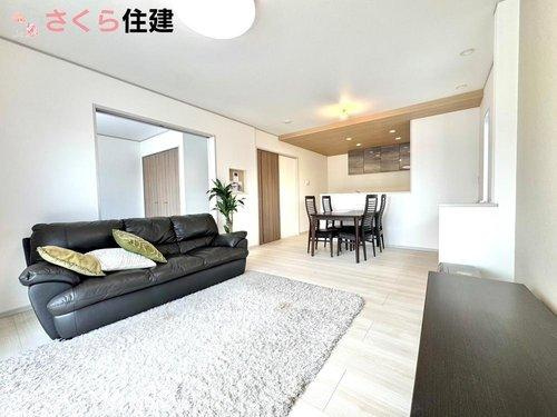 いろどりアイタウン小山市粟宮22-P1　５号棟の居間・リビング|15帖広々リビングダイニング！和室とつなげれば21帖で解放感たっぷりです！！