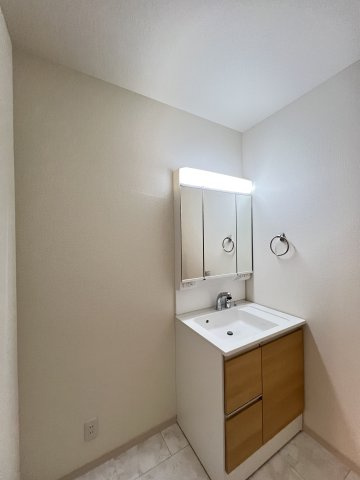 磯城郡田原本町阪手　第12期　の洗面所|ナチュラルな木目の洗面化粧台