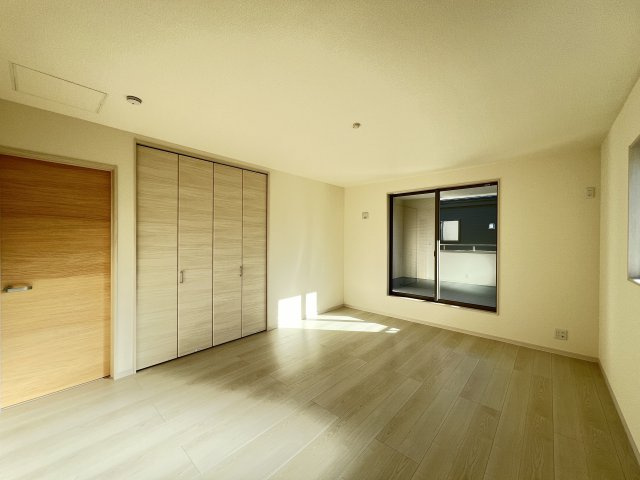 磯城郡田原本町阪手　第12期　の寝室|バルコニーに面した寝室　クローゼット付き