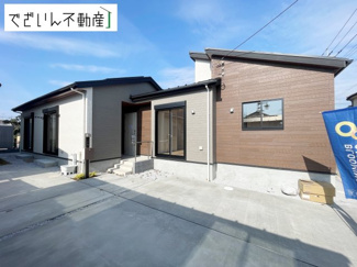 【外観】 | ≪2号棟≫流行に左右されず、将来にわたって価値が継続する「上質」な佇まい。おしゃれな雰囲気や自然の潤い、親しみやすさといった個性を、街に新たな価値をもたらし続けます。
現地(2025年11月撮影)