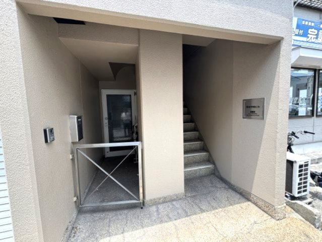 岡本甲南ビルのエントランス