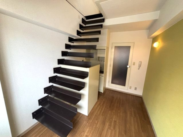 岡本甲南ビルの居間・リビング
