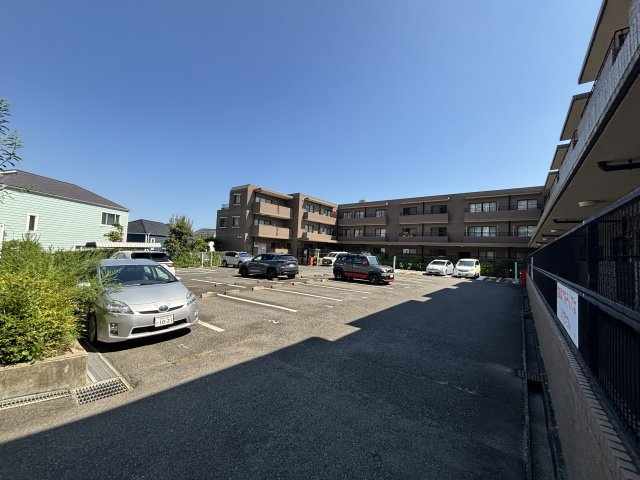 シュネルパークレジデンス　の駐車場