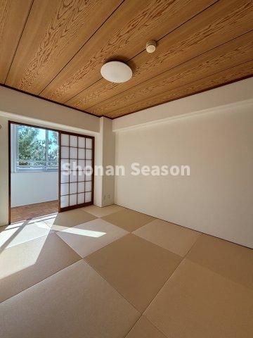 【和室】 | 柔らかな畳の和室は、布団を敷いて寝室としても使えますよ。