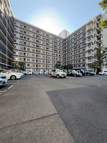 【外観】 | 小中学校近く、コンビニ・スーパー徒歩圏内！生活環境良好のエリア◎　
内装リフォーム(R7.10)し、室内キレイに生まれ変わります。