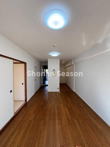 【居間・リビング】 | 隣接する和室を開放すれば、広々一体利用できますよ。