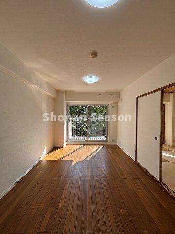 【居間・リビング】 | 南バルコニーから陽光降り注ぐ明るいリビングルームです。