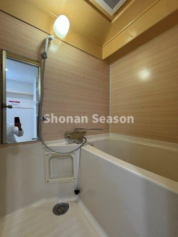 【浴室】 | 深いバスタブで、大人もゆっくりご入浴いただけます。