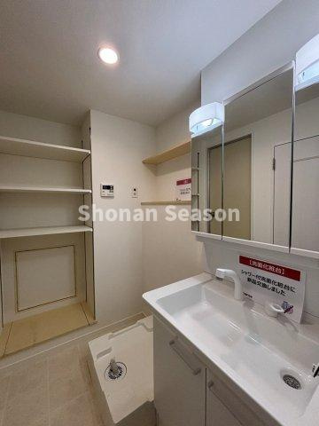 【独立洗面台】 | 使い勝手良好のシャワー水栓付き洗面台に新規交換いたしました。