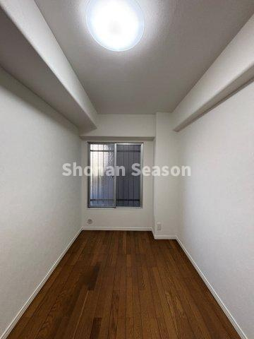 【洋室】 | 各洋室に窓が備わり、気持ちよい風が吹き抜けます♪