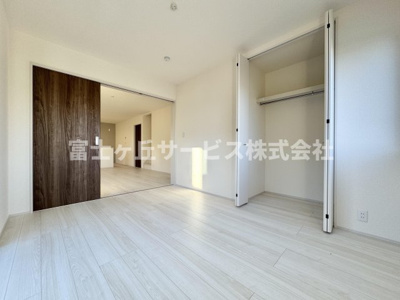 【洋室】 | 静岡市清水区三保 6期 新築一戸建て 1号棟 | リビングの奥にある洋室です