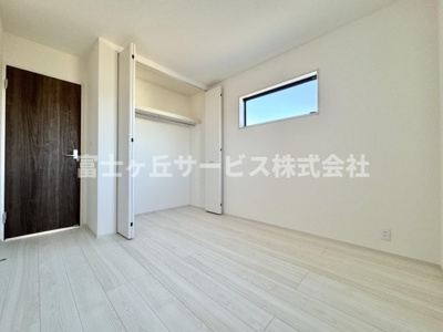 【洋室】 | 静岡市清水区三保 6期 新築一戸建て 1号棟 | 収納もある洋室です