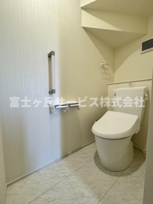 【トイレ】 | 静岡市清水区三保 6期 新築一戸建て 1号棟 | 1Fトイレです
2Fにも同タイプのトイレがあります