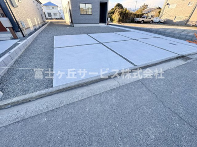 【駐車場】 | 静岡市清水区三保 6期 新築一戸建て 1号棟 | 車種により3台駐車可能です