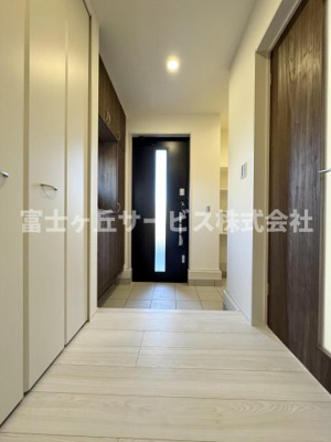 【玄関】 | 静岡市清水区三保 6期 新築一戸建て 1号棟 | 収納もある玄関です