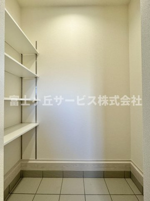 【収納】 | 静岡市清水区三保 6期 新築一戸建て 1号棟 | 玄関にあるシューズクロークです