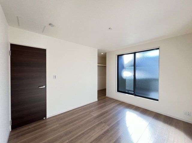 磯城郡田原本町阪手　第12期　の寝室|バルコニーに面した寝室７帖ウォークインクローゼット付き