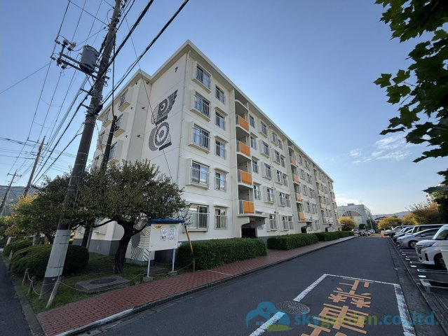 平塚若宮ハイツ７号棟の外観