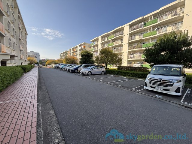 平塚若宮ハイツ７号棟の駐車場